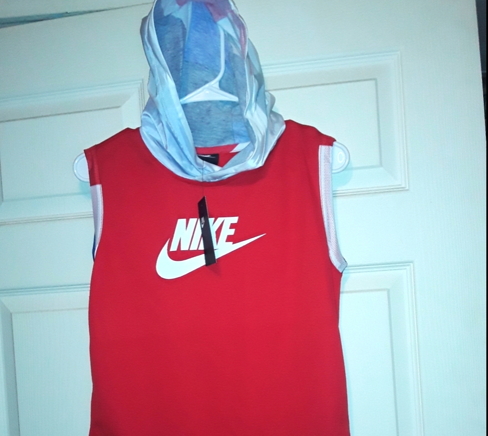2/$35🤩Nike sleeveless hoodie- lightweight!